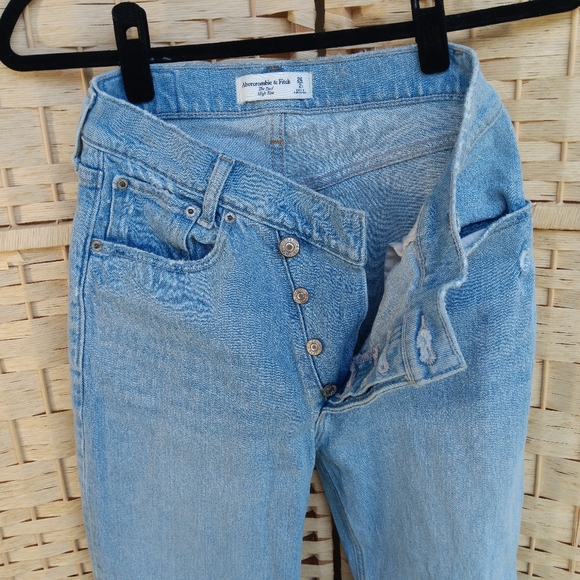 A&F The Dad High Rise Light Wash Crossover Waist Button Fly 26 2 Short - Picture 7 of 8